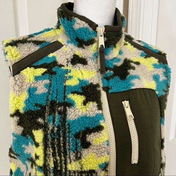 Anthropologie Pilcro Camo Sherpa Vest in Green Motif Small MSRP $198 - Picture 4 of 10